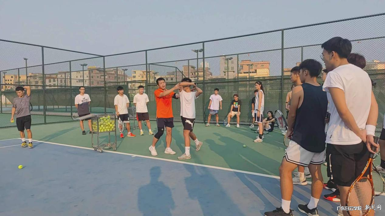 网球俱乐部队员在进行早训.png 网球俱乐部队员在进行早训.png