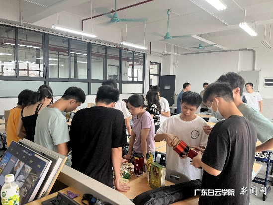 参加直播活动学生讨论选品.png 参加直播活动学生讨论选品.png