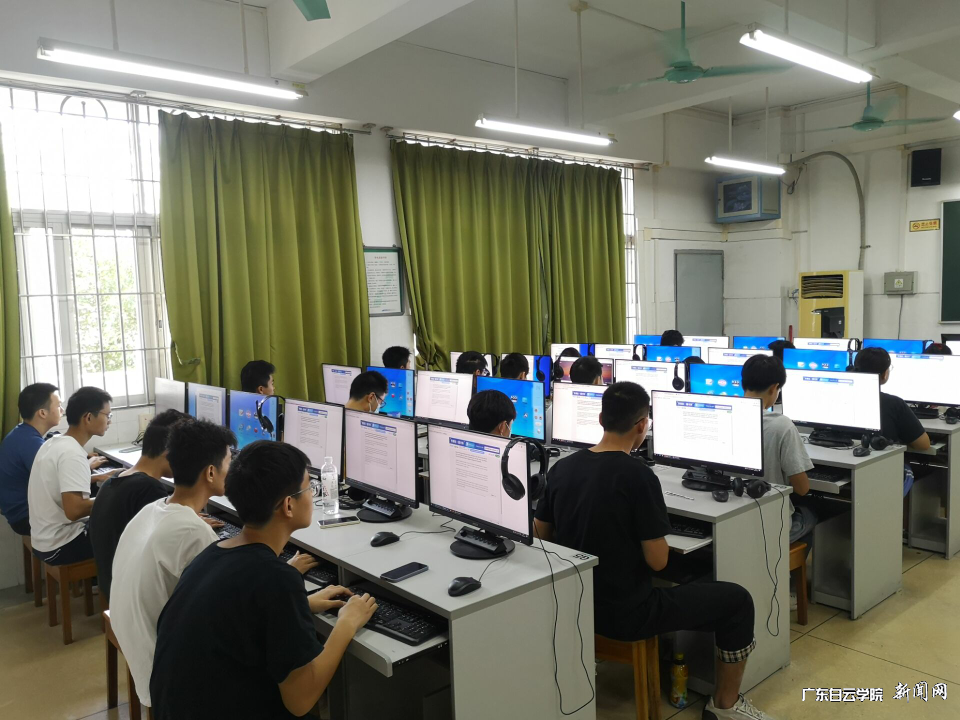 西、北两校区语音室参赛现场2.png 西、北两校区语音室参赛现场2.png