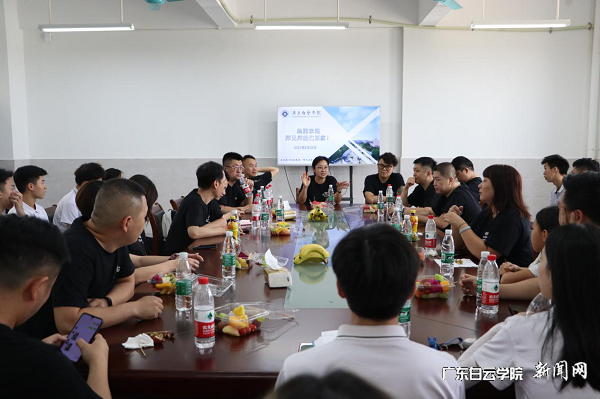 回北校区和师弟师妹们热切交流.png
