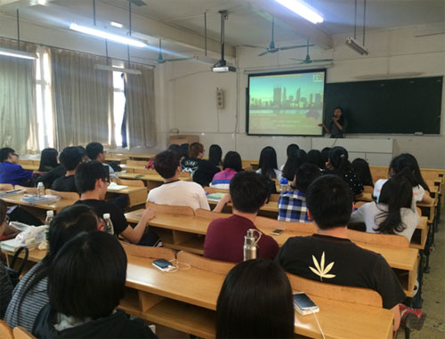 ECU国际项目合作市场部傅主任给同学们介绍学校概况 ECU国际项目合作市场部傅主任给同学们介绍学校概况