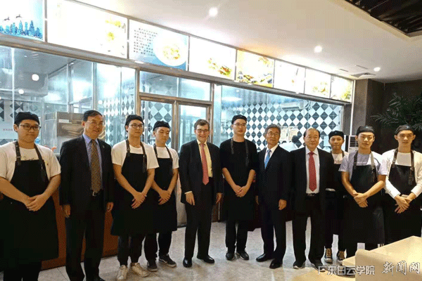 在云涛轩西餐厅与实践教学的师生合影(左二沈根生副校长、左五布鲁姆菲尔德学院Levao校长) 4.gif