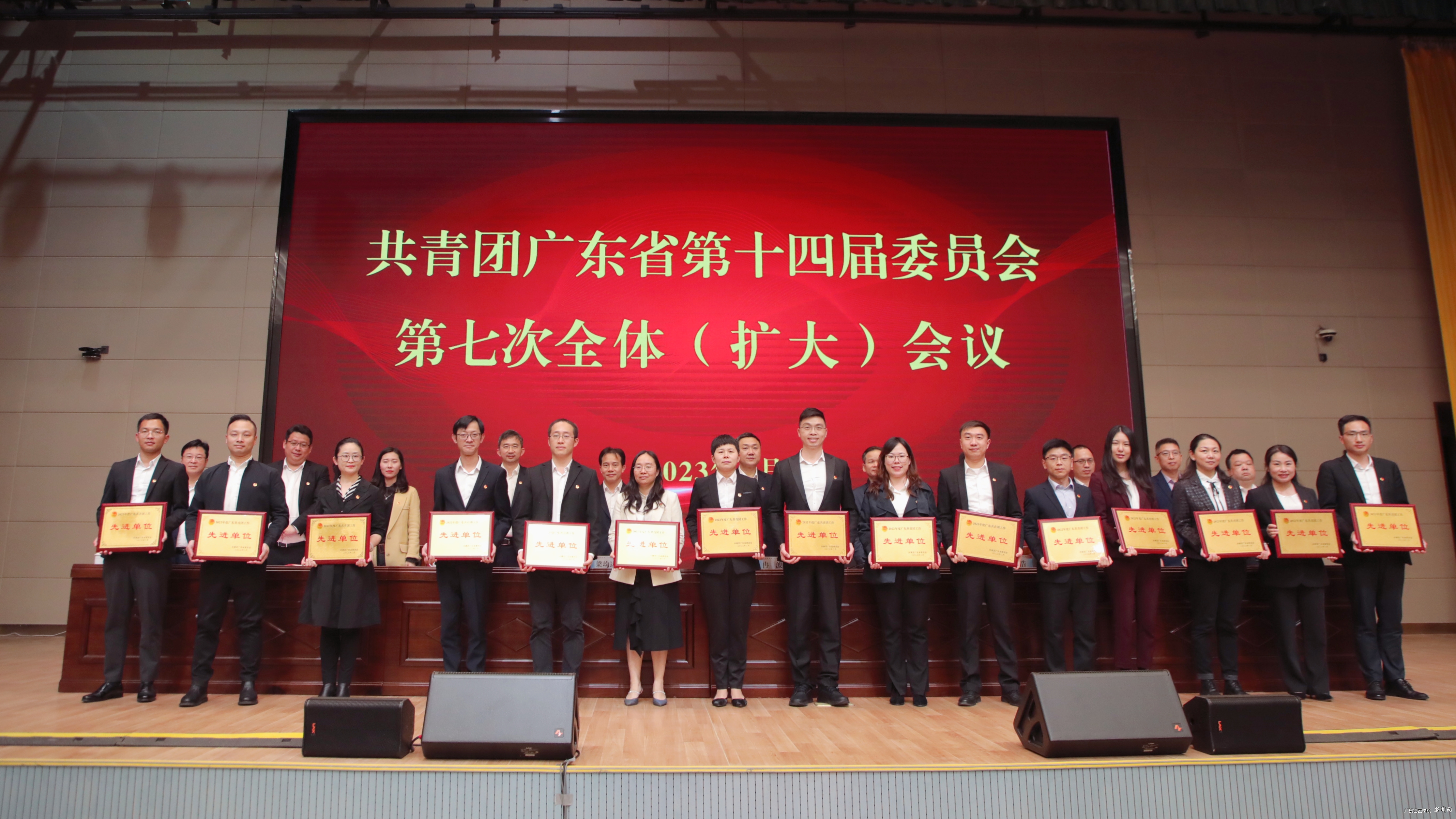 校团委书记王晓艳代表学校领奖.jpg 校团委书记王晓艳代表学校领奖.jpg