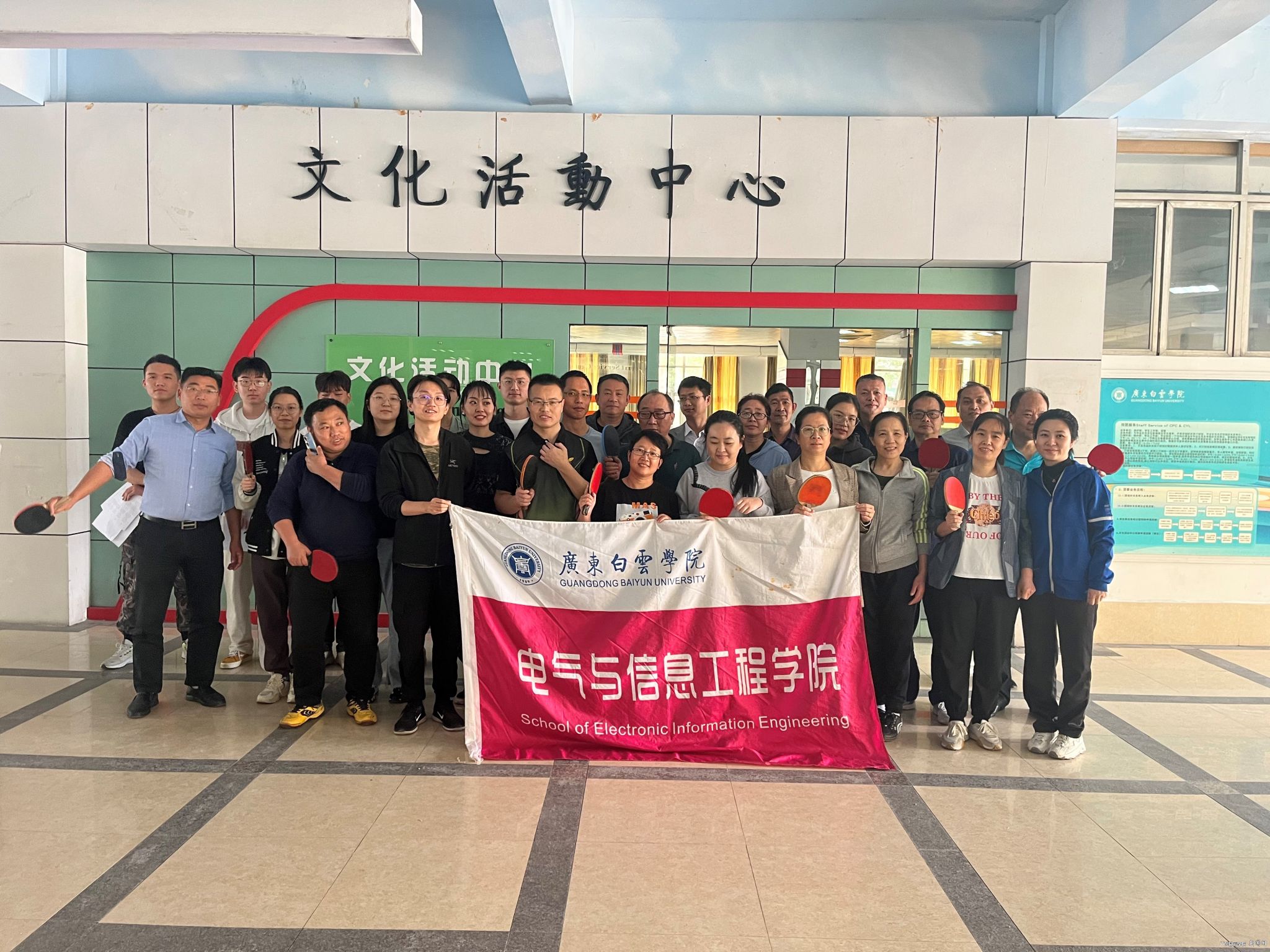 教职工们合影留念.jpg 教职工们合影留念.jpg