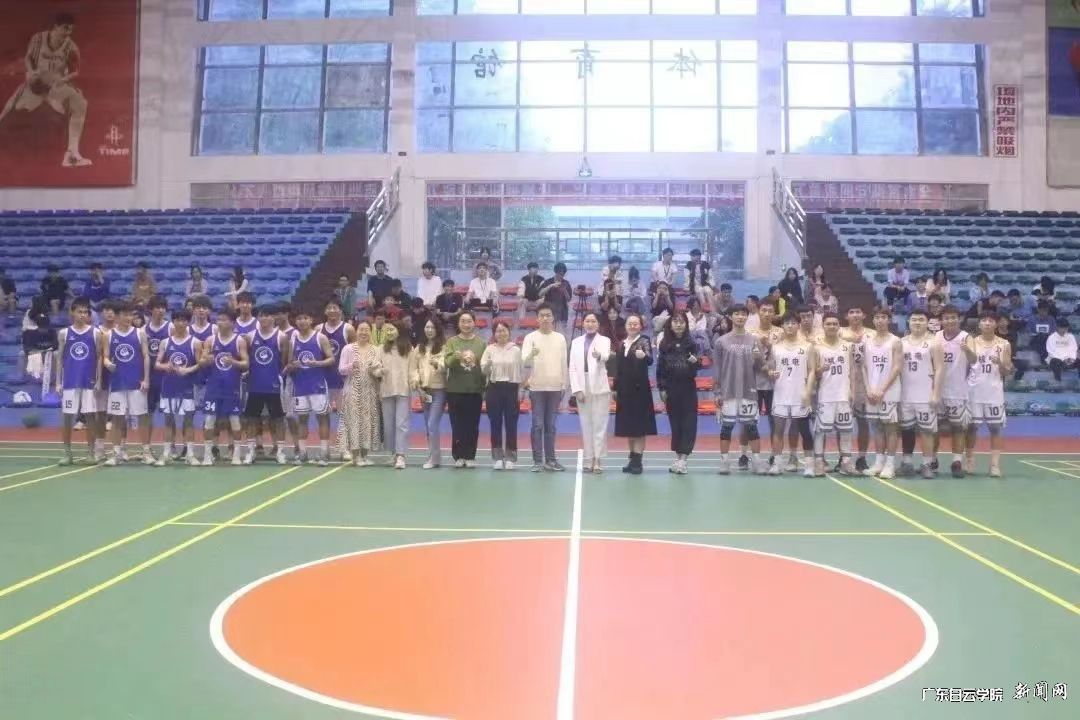 领导老师和参赛队伍合影留念.jpg 领导老师和参赛队伍合影留念.jpg