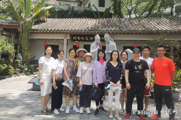 教体学院党员教师研学团在潮州韩文公祠内合影.png