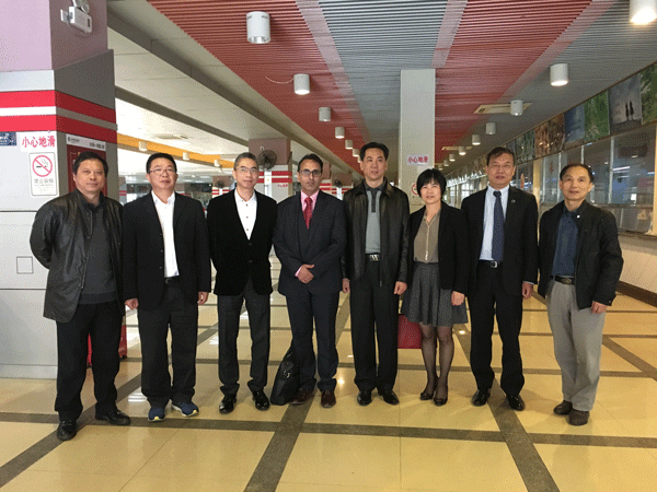 谢可滔董事长(右四)、沈根生副校长(右二)、乔本新副校长(左一)与奥赫里副校长(左四)一行在广东白云学院校园内合影