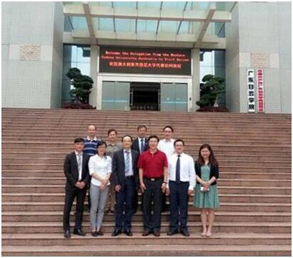 黄大乾校长与西悉尼大学来宾在行政楼前的合影