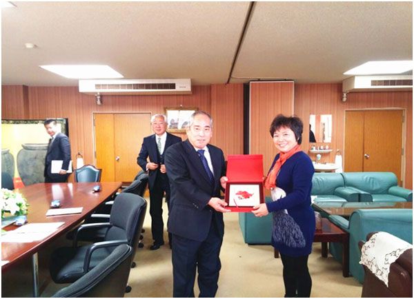 沈纯琼副院长与冈山商科大学井尻昭夫校长交换礼品 沈纯琼副院长与冈山商科大学井尻昭夫校长交换礼品