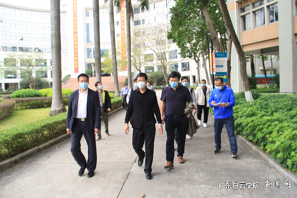 广东省疾控中心一级调研员程培明(左一)检查校园防控工作.png