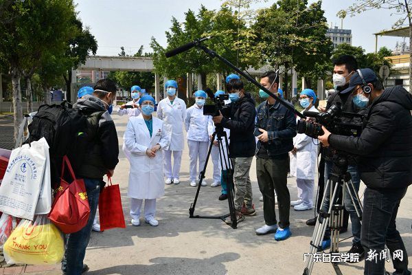 采访拍摄广州市第八人民医院新冠肺炎出院患者(巴基斯坦籍).jpg