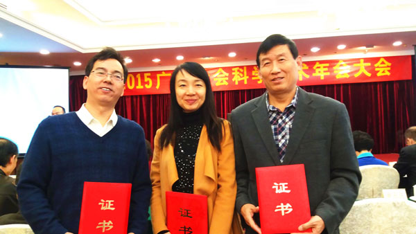 我校获奖教师合影 我校获奖教师合影