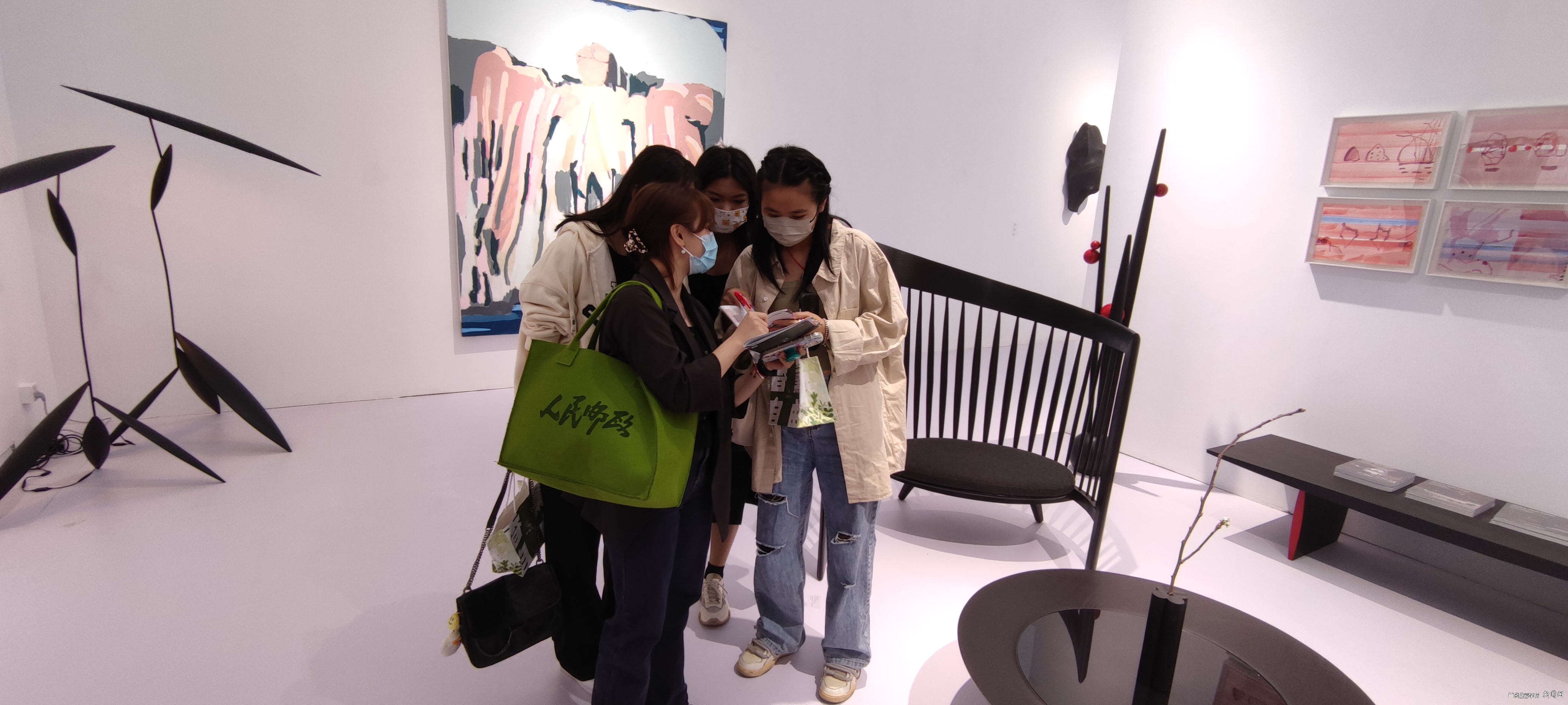 现场指导看展.jpg 现场指导看展.jpg