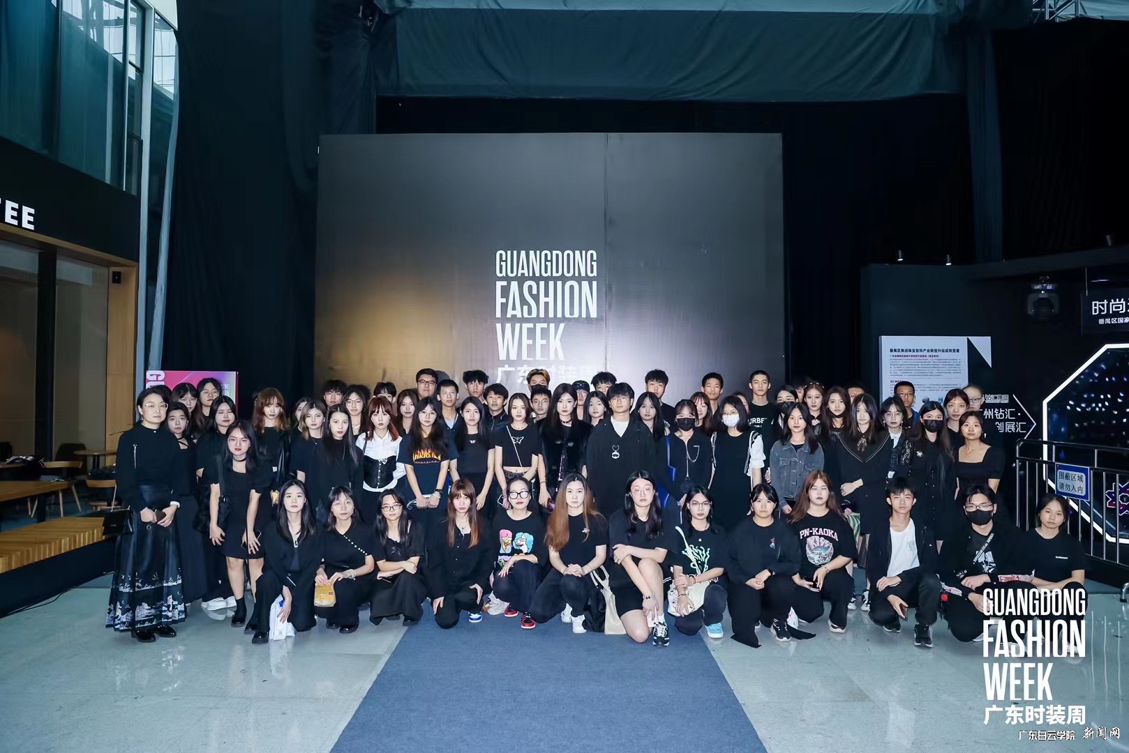 师生合影.JPG 师生合影.JPG