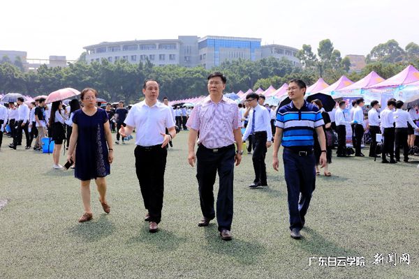 校长黄大乾(右二)陪同省教育厅高校就业指导中心领导巡视现场.jpg