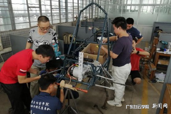 赵煜同学和团队在制作赛车.jpg
