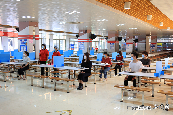 西校区模拟学生打饭后按照划定就餐区域就坐用餐.png
