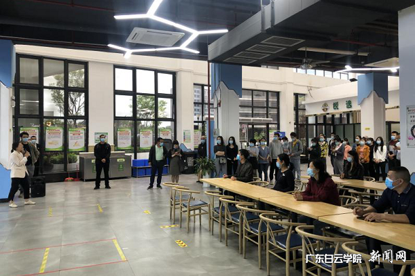 北校区模拟学生打饭后按照划定就餐区域就坐用餐.png