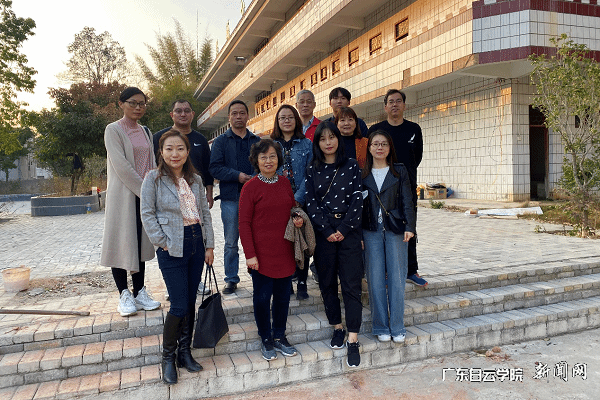 团队成员在四季美公司生产基地前留影.png