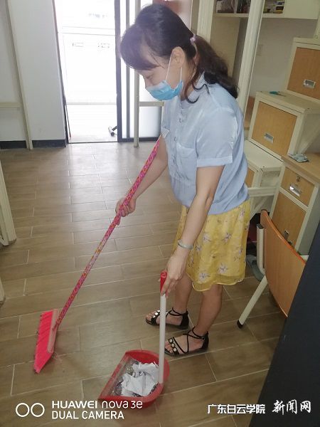 生活指导老师清扫学生宿舍卫生.jpg