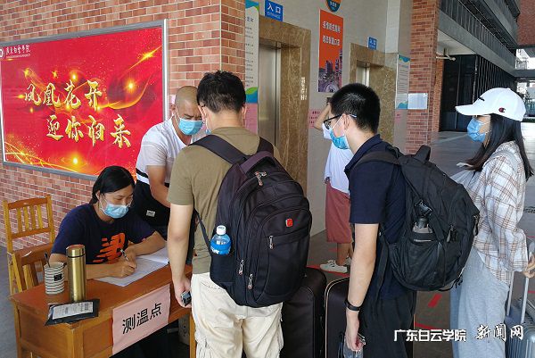 生活指导老师 在值班室附近迎接和问候返校学生.jpg