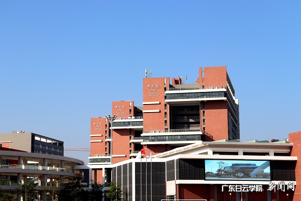 20级会计5班 杨洁怡《美丽的白云》 .JPG