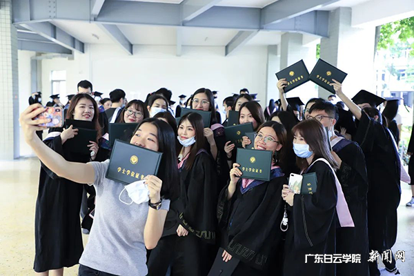 “学士”自拍 笑逐颜开.png