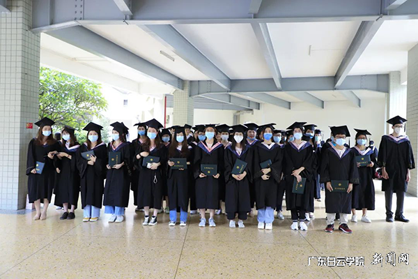 至善楼下 惜别母校.png