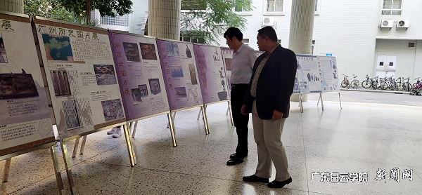 社管学院领导参观展览.png