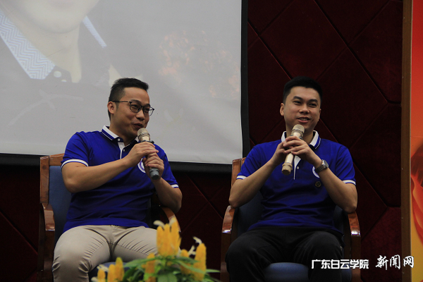 何波(右)与室友一起在母校分享职场心得.png