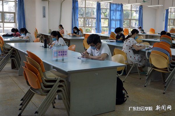 图4:图书馆开放第一天阅览室秩序良好,读者隔座自习.JPG