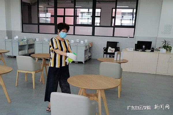 图5:闭馆后,北校区图书馆教职工在对座椅进行消杀.jpg
