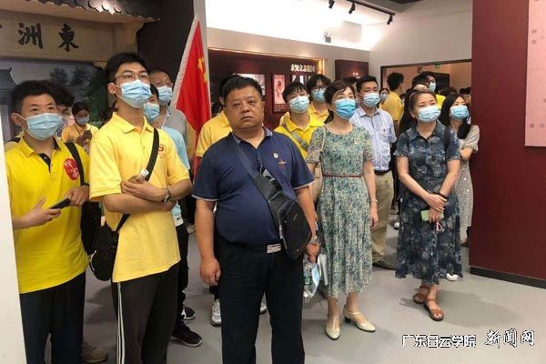 一行人参观高明区红色廉政文化教育基地.jpg