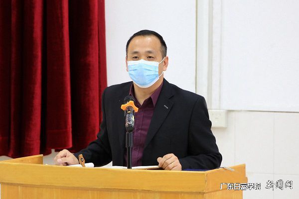 校长助理陈峰介绍疫情防控措施.jpg