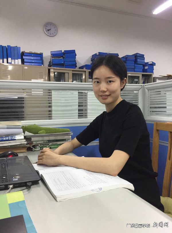 黄玲在办公室.jpg
