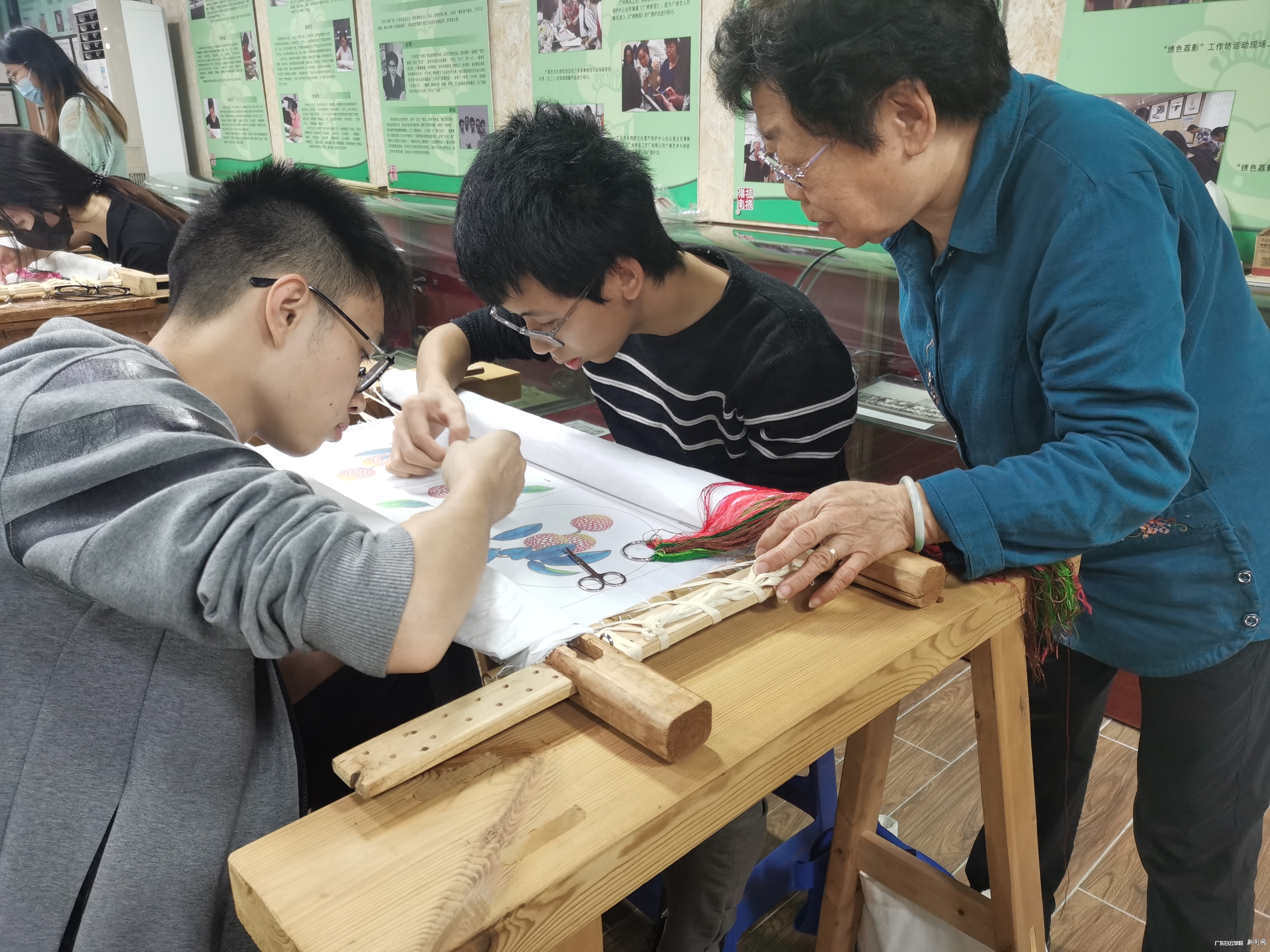 省级非遗传承人悉心教导.jpg 省级非遗传承人悉心教导.jpg