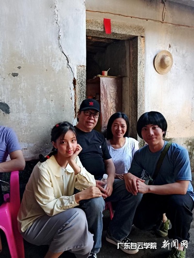 刘丽君(左一)与蒋国权导演(左二)合影.jpg