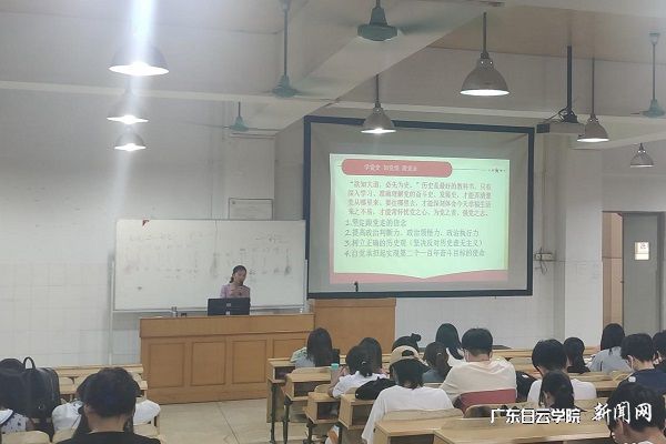李建华书记为学生讲解党的红色记忆.jpg