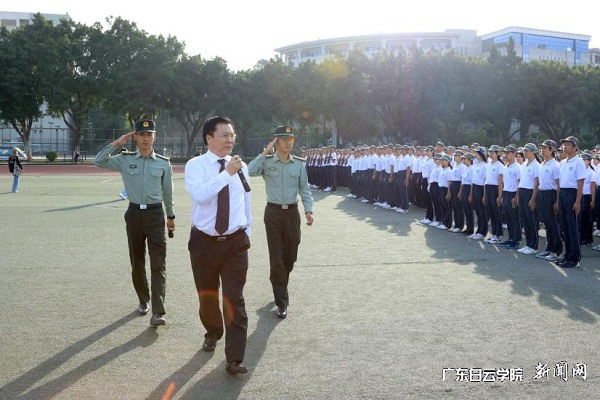 校长黄大乾检阅军训方队.jpg