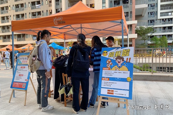 新生在摊位前咨询 (2).jpg