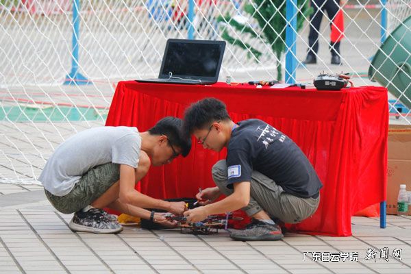 赛场上小组成员调试无人机.jpg