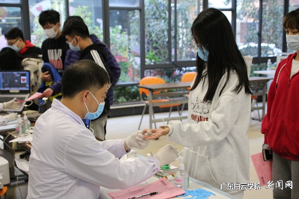 自愿献血学生正在排队进行血型检测.jpg