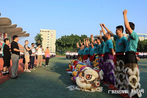 参演学生们喊出龙狮团口号.jpg