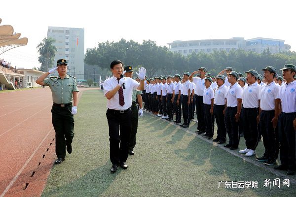 黄大乾检阅军训方队.jpg