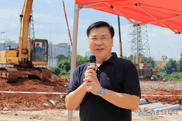 校长黄大乾讲话.png