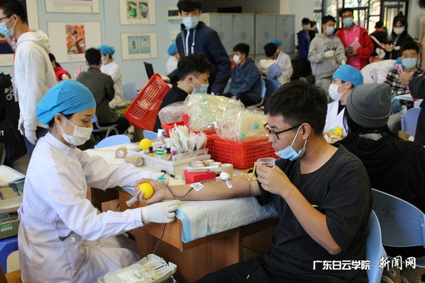 西校区自愿献血学生正在献血.jpg