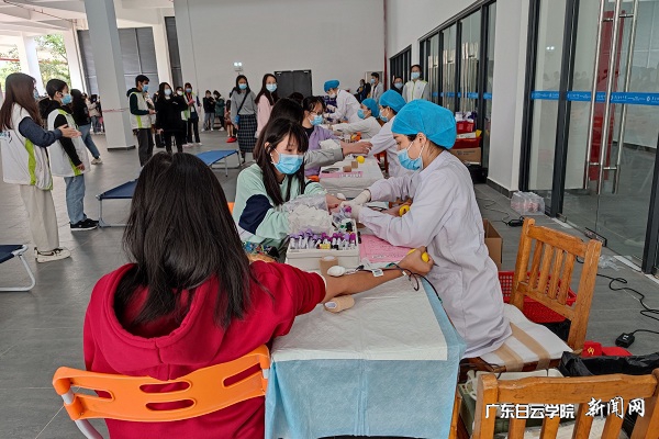 北校区自愿献血学生正在献血.jpg