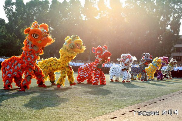 龙狮团再现国庆联欢表演.jpg