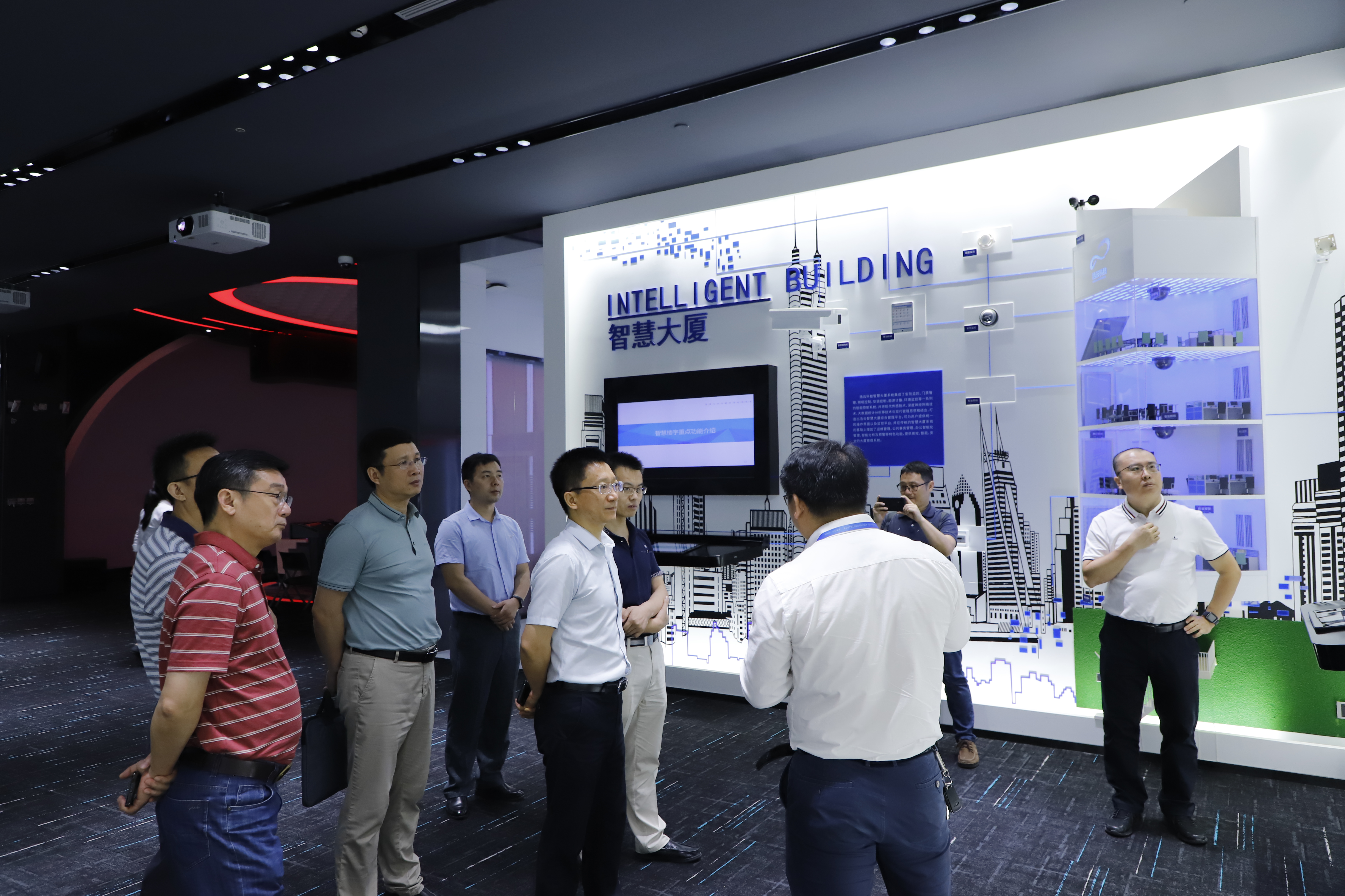 参观企业.JPG 参观企业.JPG