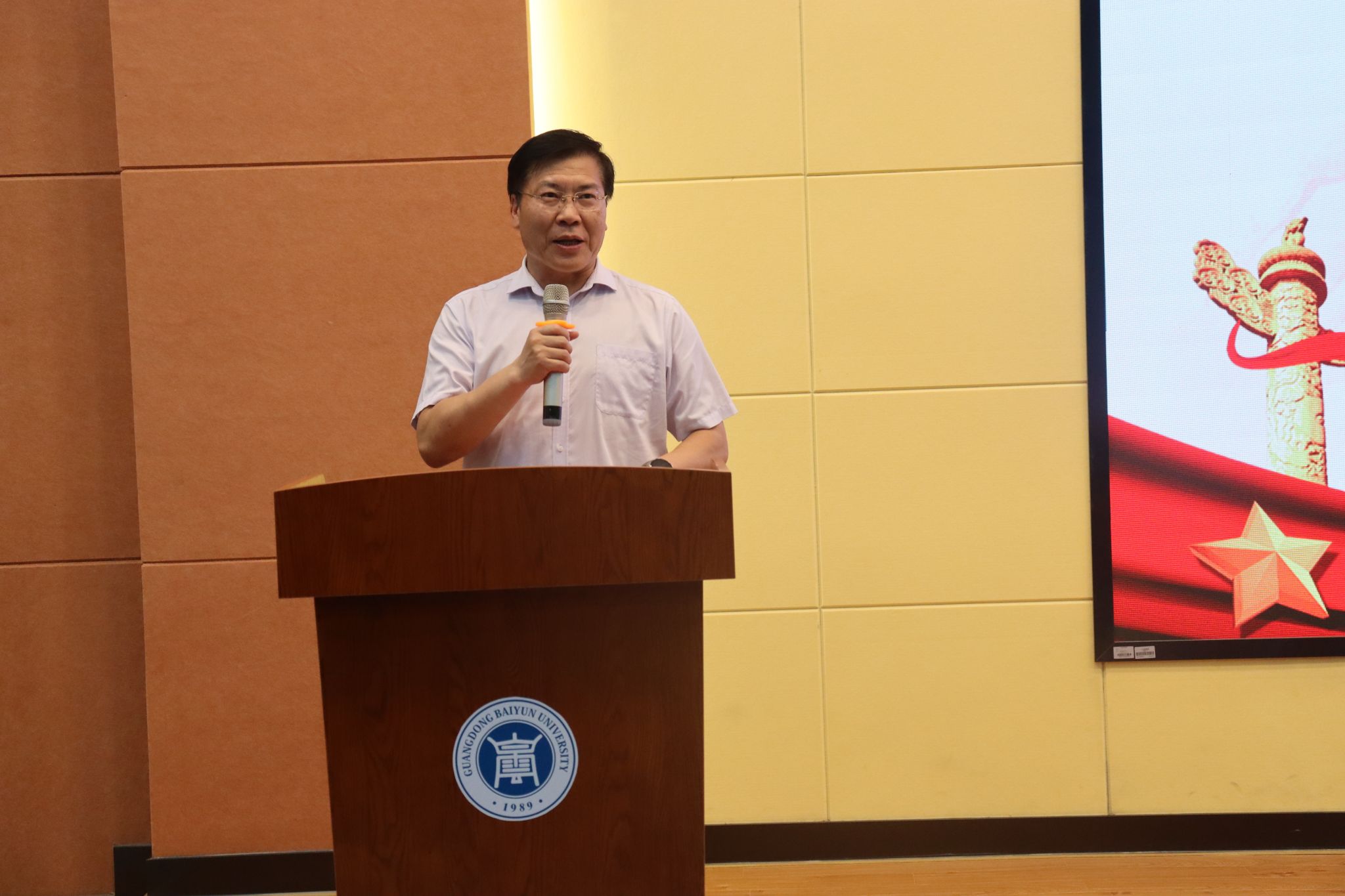 黄大乾宣读表彰决定.jpg 黄大乾宣读表彰决定.jpg